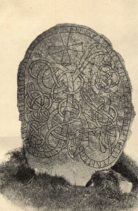 Runsten med inskrift, tolkat som: "Björn, Ödulv, Gunnar, Holmdis läto resa denna sten efter Ulv, Ginnlögs man. Och Åsmund högg"