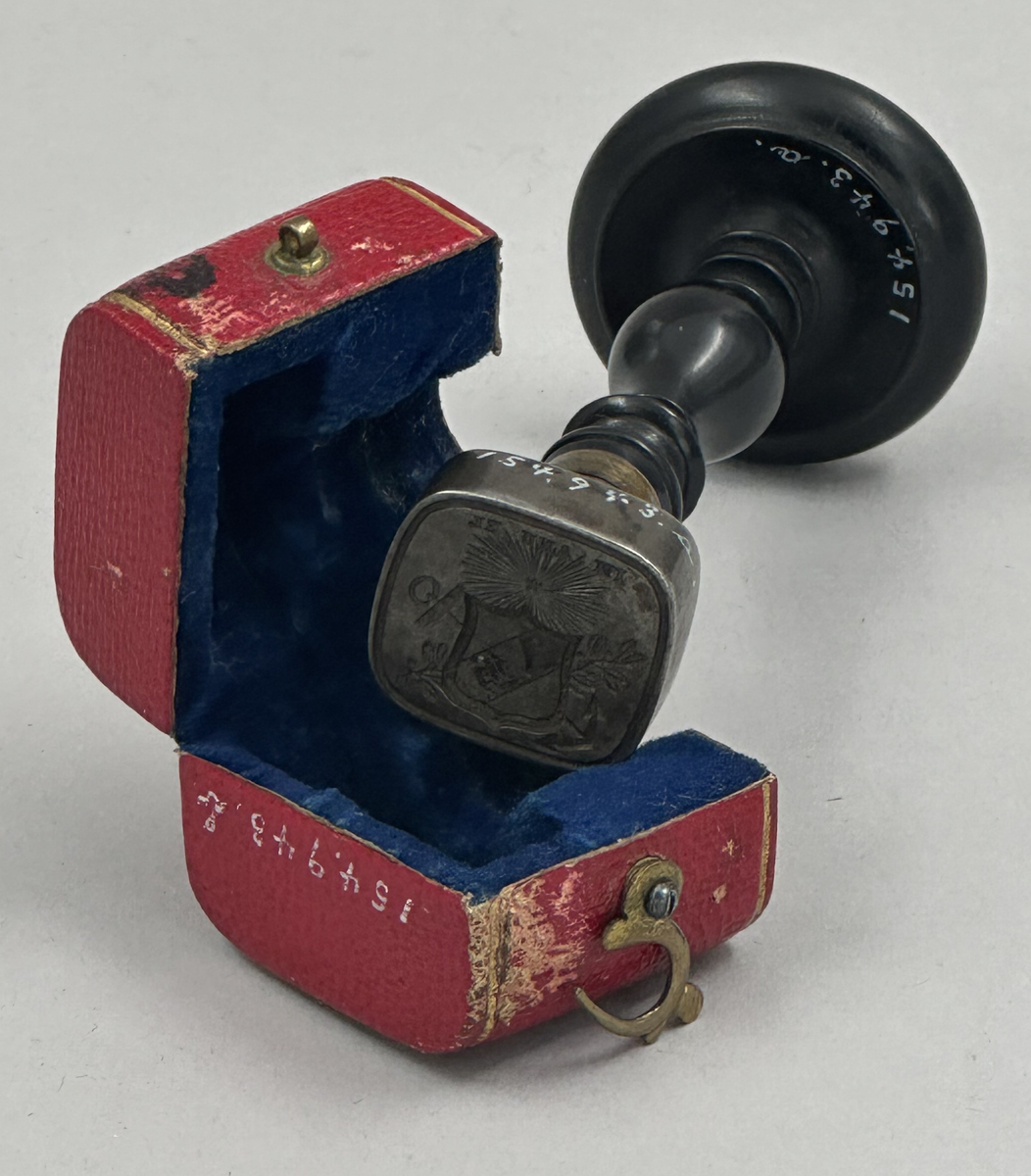 Sigillstamp med tillhörande etui.