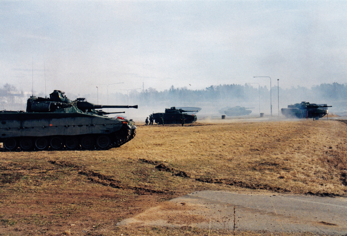 Försvarets dag i Skövde mars 2000. Stridsförevisning med strf 90 och strv 122