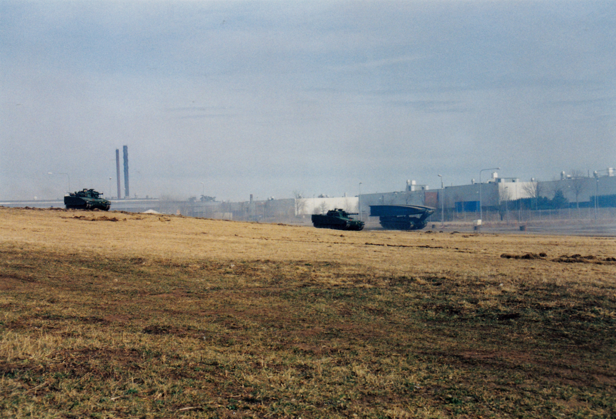 Försvarets dag i Skövde mars 2000. Stridsförevisning med strf 90 och strv 122. I fonden en brobv 971.