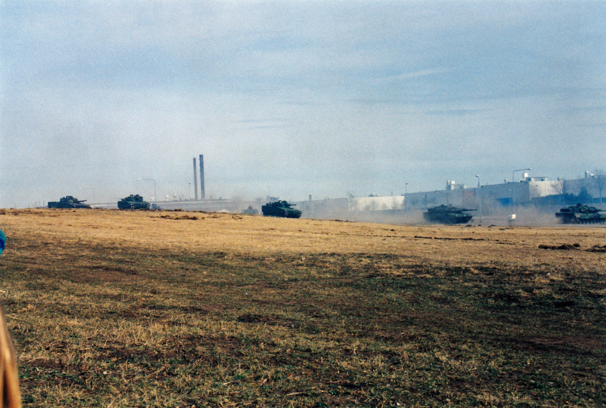 Försvarets dag i Skövde mars 2000. Stridsförevisning med strf 90 och strv 122.