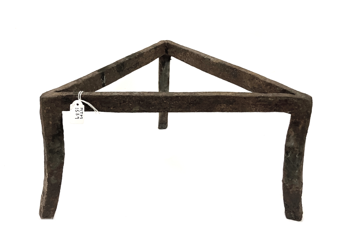 Målselv: Lundberg: Klasrommet: Husmannsplass: Brannjern: triangel med 3 føtter.