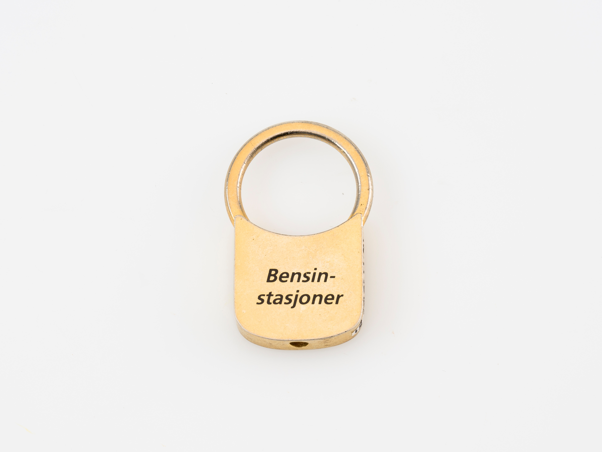 Nøkkelring med Statoil sin logo. Nøkkelringen åpnes ved at en skrue nederst på nøkkelringen skrues ut.