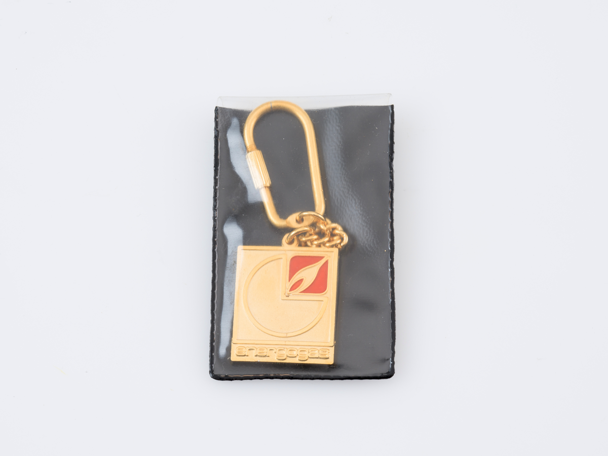 Nøkkelring med Energogas sin logo og serbisk tekst som informerer om "30 år med gassvirksomhet". Nøkkelringen er oppbevart i orginal emballasje.