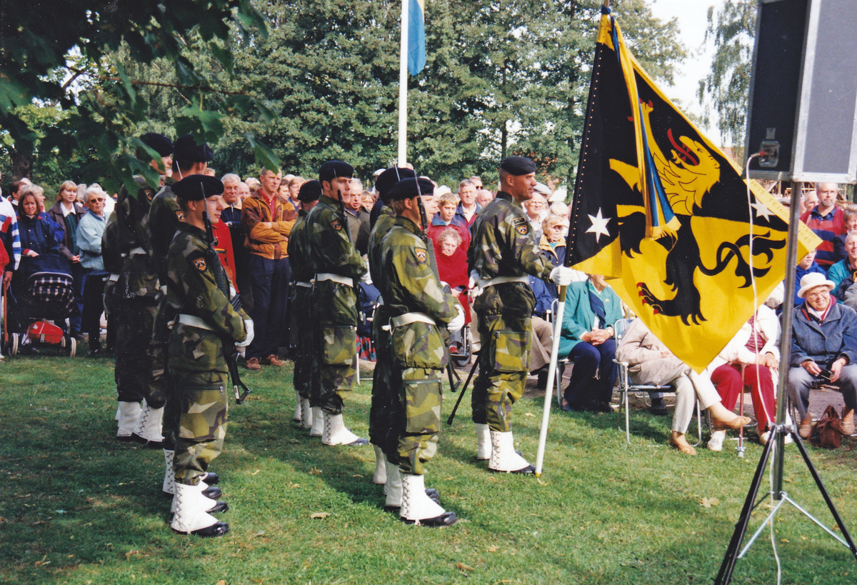 Göta Kanals västgötadel 175 år. Ceremoni i Hajstorp september 1997. Fanvakt ur Skaraborgs regemente.