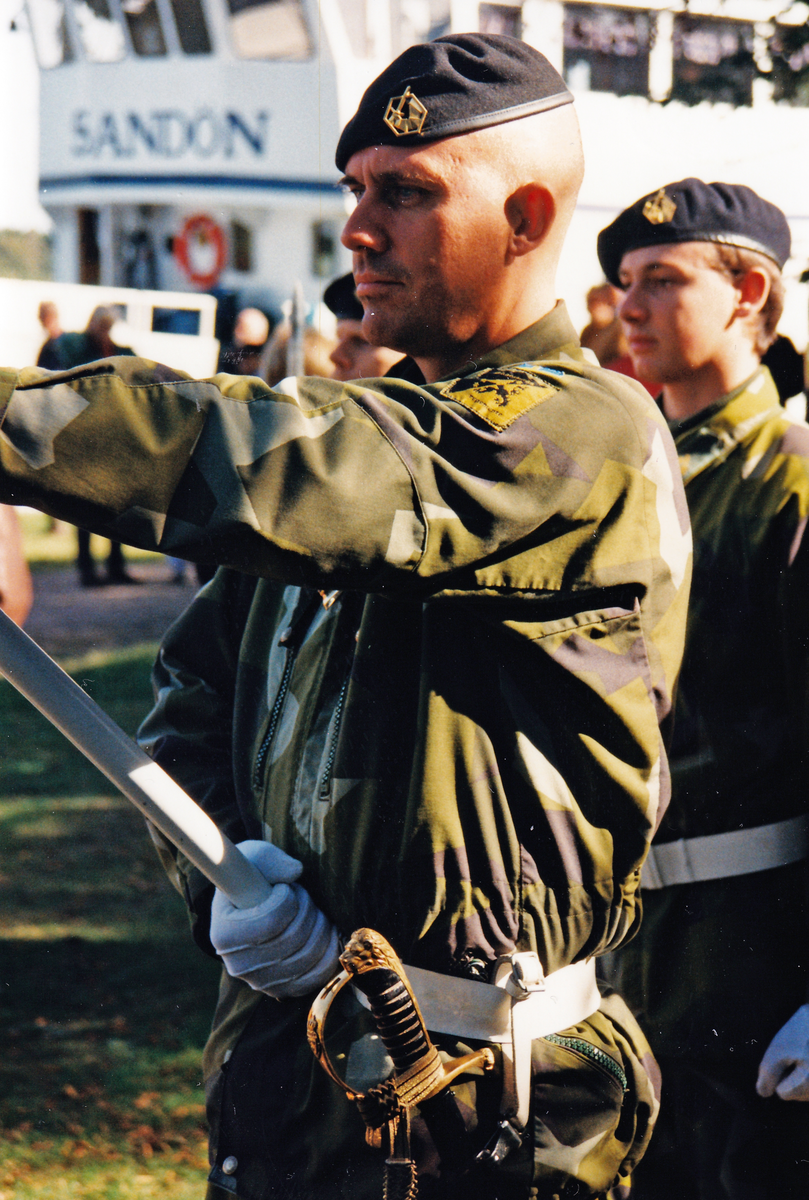 Göta Kanals västgötadel 175 år. Ceremoni i Hajstorp september 1997. Fanvakt ur Skaraborgs regemente.