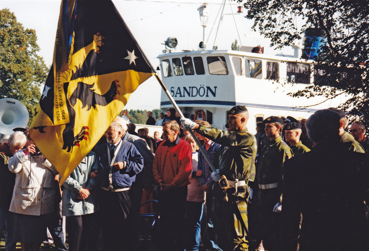 Göta Kanals västgötadel 175 år. Ceremoni i Hajstorp september 1997. Fanvakt ur Skaraborgs regemente.