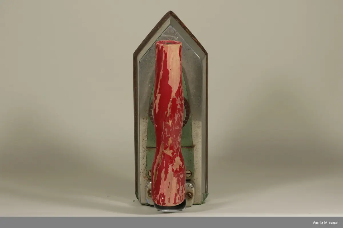 Strykejern (ikke elektriske) laget i støpejern og oppvarmet mest sannsynlig på, eller i en ovn. Laget av metall med en håndtak laget av tre og en metall disk til innstilling av både riktig temperatur og materialer. Et husholdningredskap som brukes til å stryke klær for å fjerne krøller og bretter.