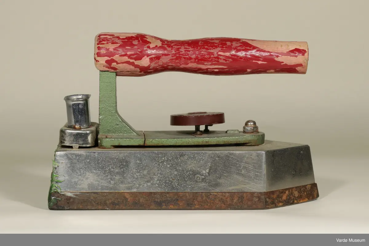 Strykejern (ikke elektriske) laget i støpejern og oppvarmet mest sannsynlig på, eller i en ovn. Laget av metall med en håndtak laget av tre og en metall disk til innstilling av både riktig temperatur og materialer. Et husholdningredskap som brukes til å stryke klær for å fjerne krøller og bretter.