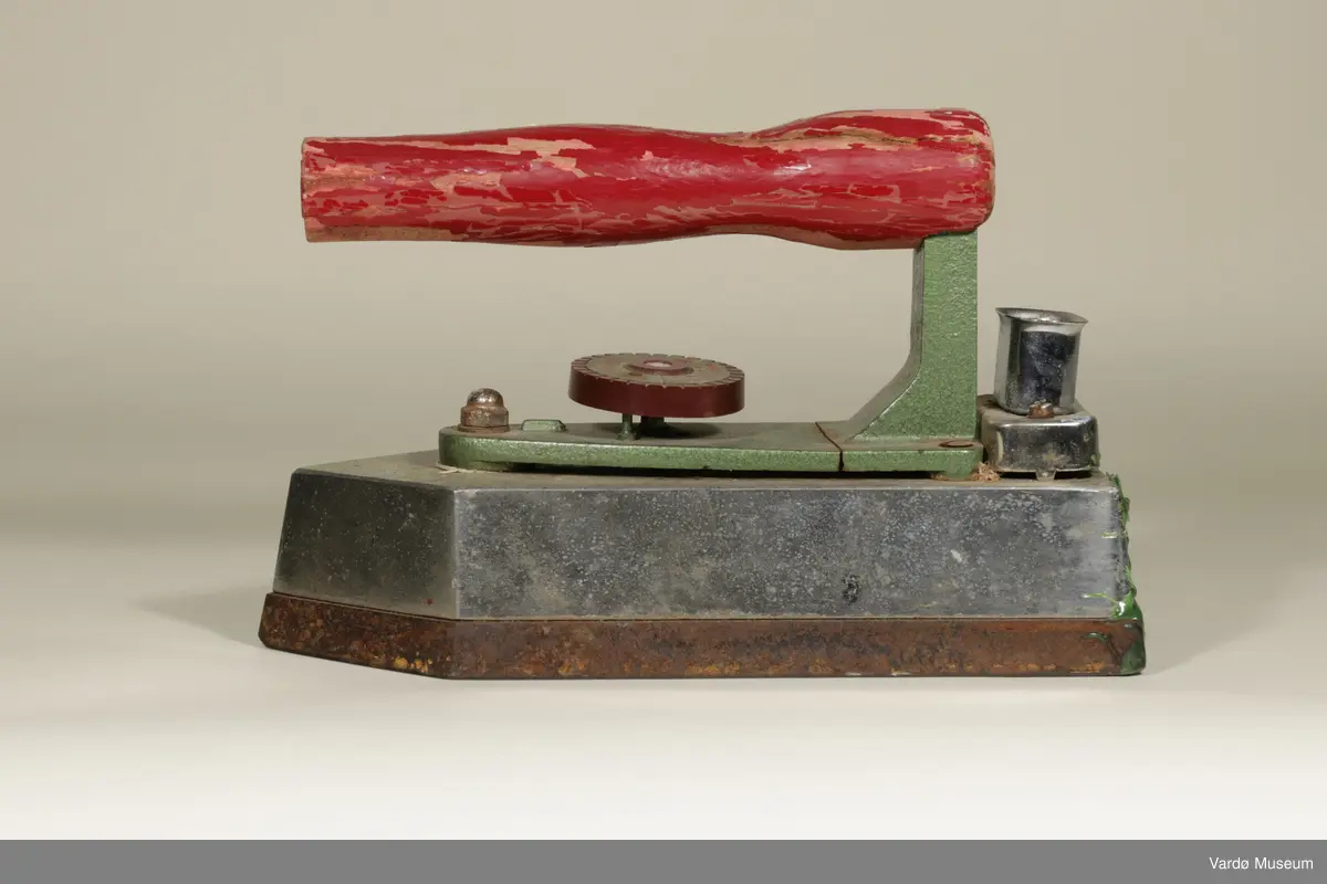 Strykejern (ikke elektriske) laget i støpejern og oppvarmet mest sannsynlig på, eller i en ovn. Laget av metall med en håndtak laget av tre og en metall disk til innstilling av både riktig temperatur og materialer. Et husholdningredskap som brukes til å stryke klær for å fjerne krøller og bretter.