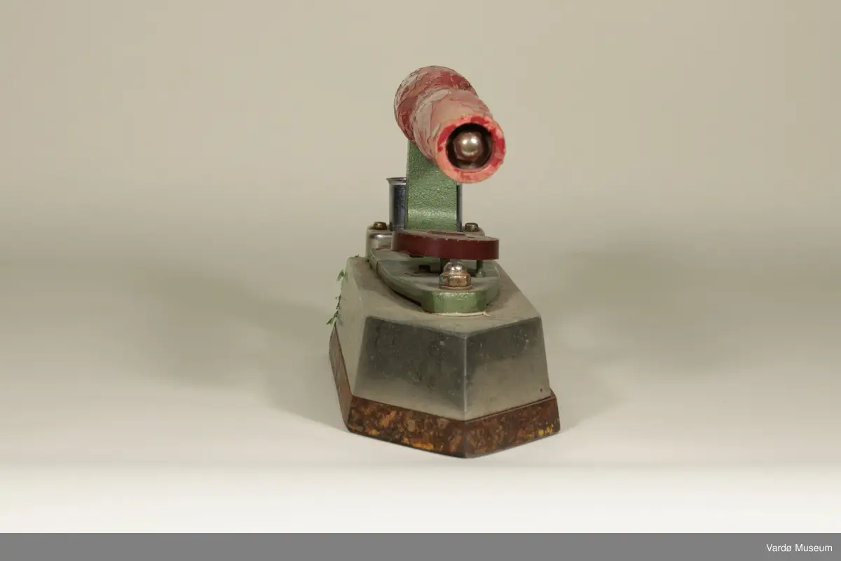 Strykejern (ikke elektriske) laget i støpejern og oppvarmet mest sannsynlig på, eller i en ovn. Laget av metall med en håndtak laget av tre og en metall disk til innstilling av både riktig temperatur og materialer. Et husholdningredskap som brukes til å stryke klær for å fjerne krøller og bretter.