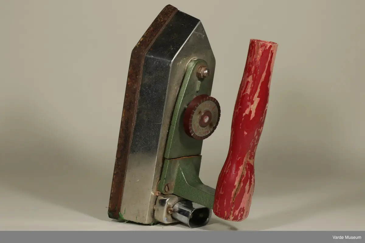 Strykejern (ikke elektriske) laget i støpejern og oppvarmet mest sannsynlig på, eller i en ovn. Laget av metall med en håndtak laget av tre og en metall disk til innstilling av både riktig temperatur og materialer. Et husholdningredskap som brukes til å stryke klær for å fjerne krøller og bretter.