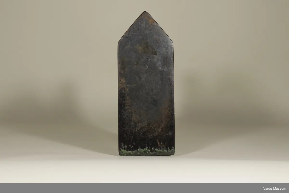 Strykejern (ikke elektriske) laget i støpejern og oppvarmet mest sannsynlig på, eller i en ovn. Laget av metall med en håndtak laget av tre og en metall disk til innstilling av både riktig temperatur og materialer. Et husholdningredskap som brukes til å stryke klær for å fjerne krøller og bretter.