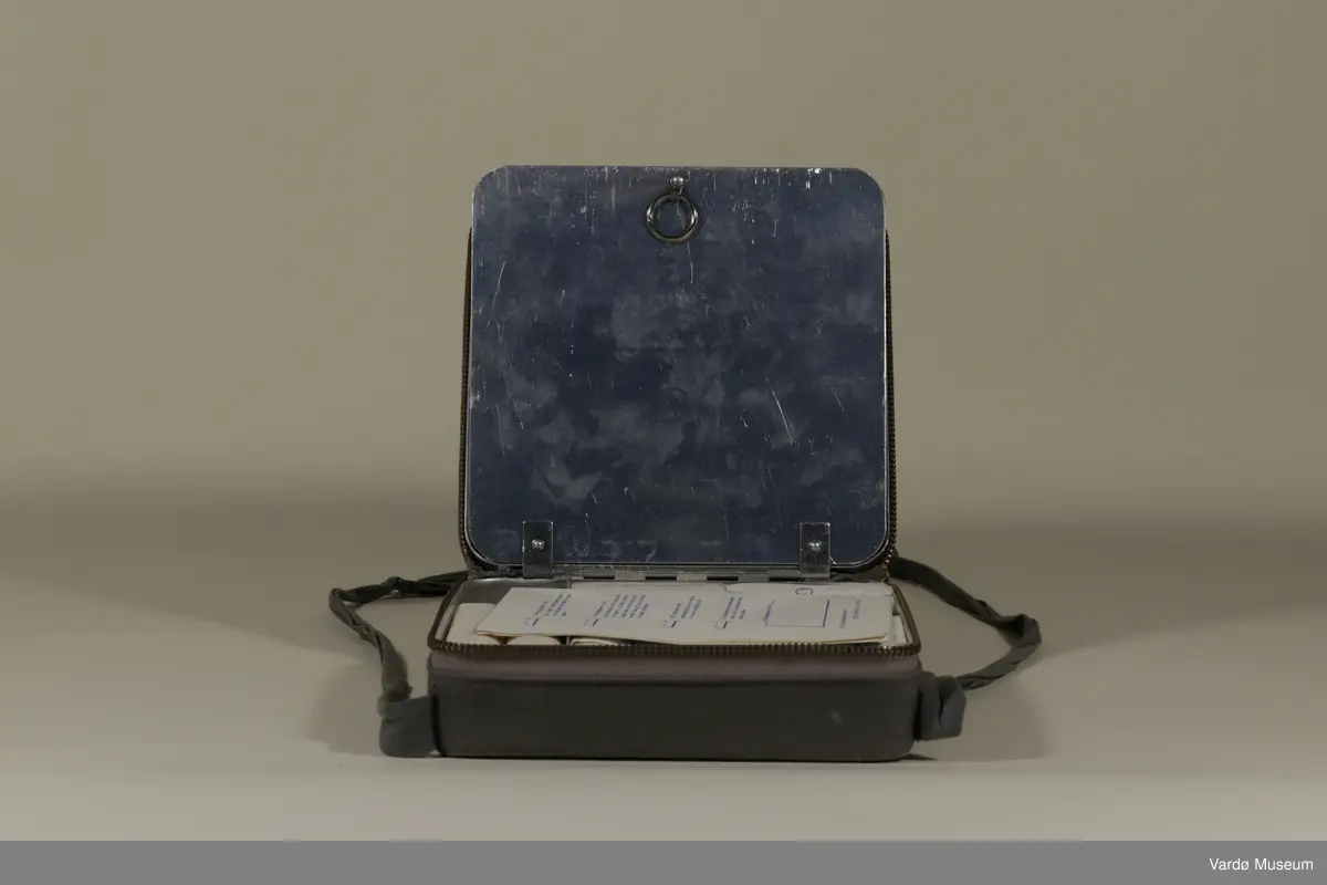 ERRO (Rolf Bølling & Co.) Førstehjelpsveske. Førstehjelps veske har et innebygget speil og inneholder :

Bang and Tegner & Co.(B&T&Co.) Sterilisert GAS x 4, Enkeltmannspakke x 2, Gasbind 5m x 6cm x1, Gasbind 5m x10cm x 2,  Triangelbind (Esmarchs tørkle u.fig) til bandasjering og et Stypisk Bomull glass.

Norges Plaster 2cm x 1m boks av Norges Plaster A/S.
(N.Sp.nr 1999 kat.no.002 Mosby og Skøyen). 
Norges Plaster 1m2 cont.ca.170g.
Massa Emplastica: Zinci Oxydun 20%, Massa Elastica 80%)

S.S.S N.P Steel Safety Pins, Made in England. S.S.S Steel Pins x 12.

LYSAKER APOTEK, LYSAKER. Jod Bensin glasset : Meget ildsfarlig!
Obs! Må holdes tett tilluket da væsken gjør luften eksplosiv farlig, må den ikke bruke i nærheten av ild, bart lys eller elektriske apparater. (Tømt)

LYSAKER APOTEK; Kamferdråper. Til medinsinsk bruk 10 - 20 dråper ad gangen.

1 x Bandasje.

1 x sachet av PYRISEPT ... Innholdet løst i 1 liter vann gir Pyrisept. oppl. 10/00 Til sårrensing. PYRISEPT WEIFA.

Zik-Zak Renset Bomull 10g

Et lengde av en gummi røret.

1 x Øyebadeglass.

1x Pinsett.

1x Liten saks - Made in Germany.

1x Bruksanvisning/ reklame til ERRO (Rolf Bølling & Co.) 

1x Faktura fra ERRO (Rolf Bølling & Co.) datert 29.Okt 1957 tilsendte til Vardølotteforbund v/ Aud Paulsen. (se. bilde no.7)