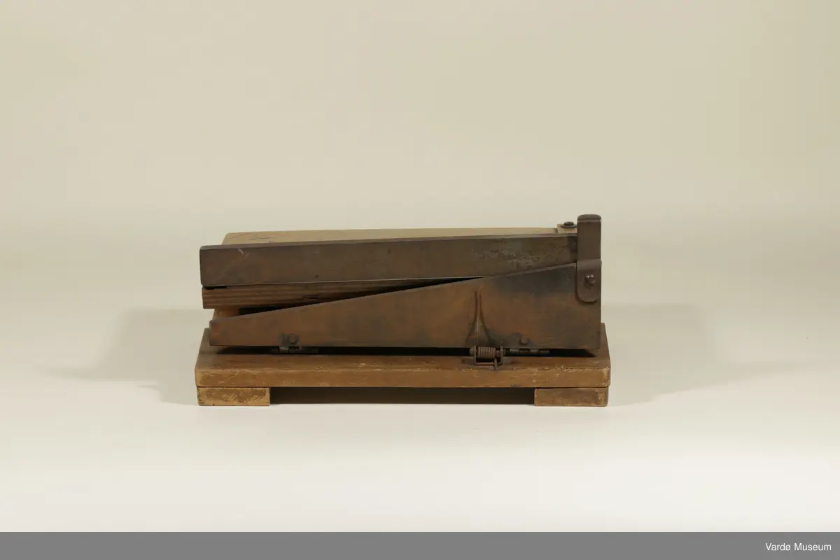 Papir guillotin laget av tre, plast og metall.