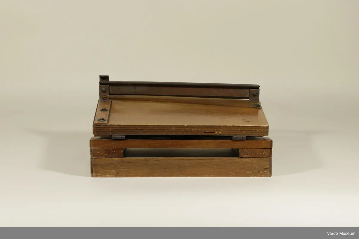 Papir guillotin laget av tre, plast og metall.