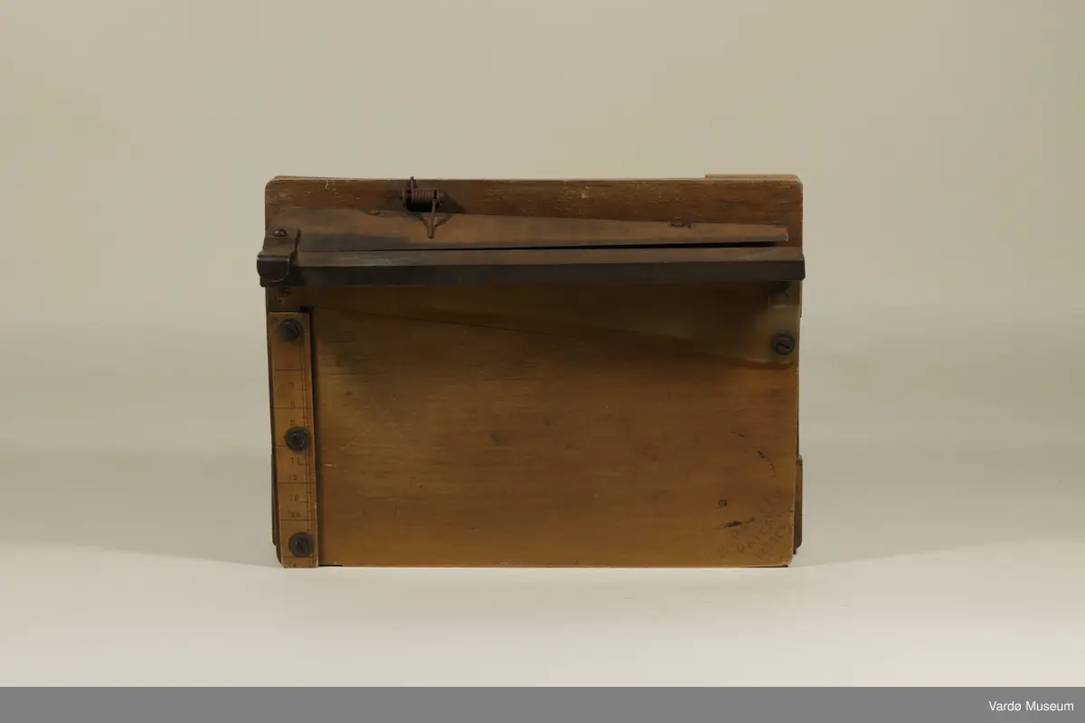 Papir guillotin laget av tre, plast og metall.