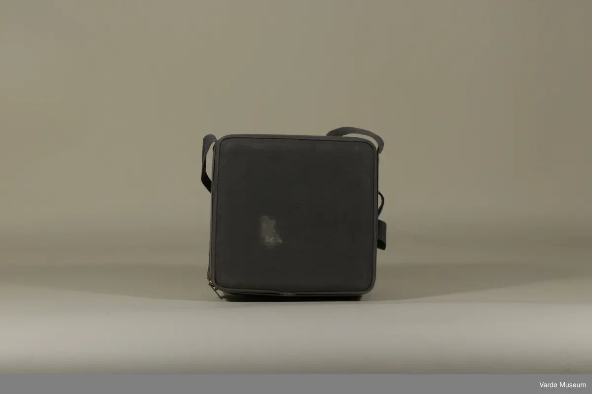 ERRO (Rolf Bølling & Co.) Førstehjelpsveske. Førstehjelps veske har et innebygget speil og inneholder :

Bang and Tegner & Co.(B&T&Co.) Sterilisert GAS x 4, Enkeltmannspakke x 2, Gasbind 5m x 6cm x1, Gasbind 5m x10cm x 2,  Triangelbind (Esmarchs tørkle u.fig) til bandasjering og et Stypisk Bomull glass.

Norges Plaster 2cm x 1m boks av Norges Plaster A/S.
(N.Sp.nr 1999 kat.no.002 Mosby og Skøyen). 
Norges Plaster 1m2 cont.ca.170g.
Massa Emplastica: Zinci Oxydun 20%, Massa Elastica 80%)

S.S.S N.P Steel Safety Pins, Made in England. S.S.S Steel Pins x 12.

LYSAKER APOTEK, LYSAKER. Jod Bensin glasset : Meget ildsfarlig!
Obs! Må holdes tett tilluket da væsken gjør luften eksplosiv farlig, må den ikke bruke i nærheten av ild, bart lys eller elektriske apparater. (Tømt)

LYSAKER APOTEK; Kamferdråper. Til medinsinsk bruk 10 - 20 dråper ad gangen.

1 x Bandasje.

1 x sachet av PYRISEPT ... Innholdet løst i 1 liter vann gir Pyrisept. oppl. 10/00 Til sårrensing. PYRISEPT WEIFA.

Zik-Zak Renset Bomull 10g

Et lengde av en gummi røret.

1 x Øyebadeglass.

1x Pinsett.

1x Liten saks - Made in Germany.

1x Bruksanvisning/ reklame til ERRO (Rolf Bølling & Co.) 

1x Faktura fra ERRO (Rolf Bølling & Co.) datert 29.Okt 1957 tilsendte til Vardølotteforbund v/ Aud Paulsen. (se. bilde no.7)