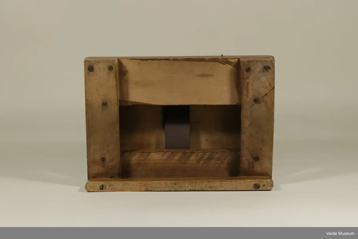 Papir guillotin laget av tre, plast og metall.