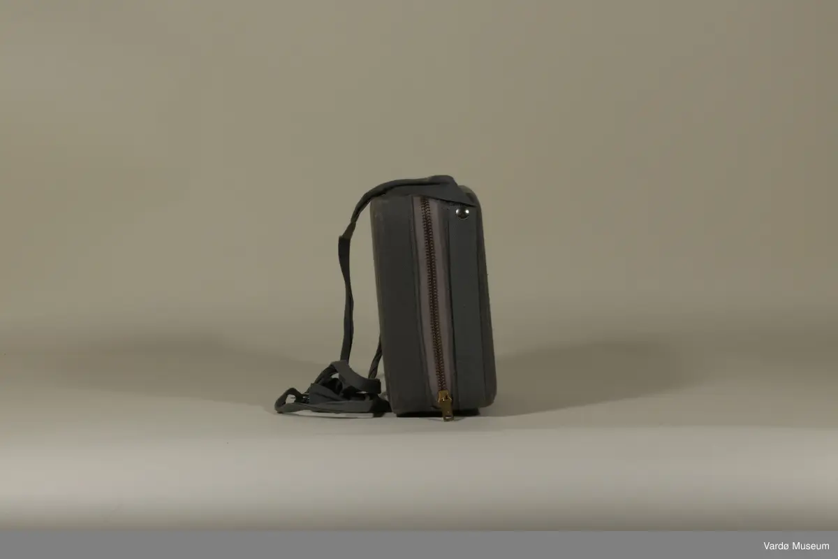 ERRO (Rolf Bølling & Co.) Førstehjelpsveske. Førstehjelps veske har et innebygget speil og inneholder :

Bang and Tegner & Co.(B&T&Co.) Sterilisert GAS x 4, Enkeltmannspakke x 2, Gasbind 5m x 6cm x1, Gasbind 5m x10cm x 2,  Triangelbind (Esmarchs tørkle u.fig) til bandasjering og et Stypisk Bomull glass.

Norges Plaster 2cm x 1m boks av Norges Plaster A/S.
(N.Sp.nr 1999 kat.no.002 Mosby og Skøyen). 
Norges Plaster 1m2 cont.ca.170g.
Massa Emplastica: Zinci Oxydun 20%, Massa Elastica 80%)

S.S.S N.P Steel Safety Pins, Made in England. S.S.S Steel Pins x 12.

LYSAKER APOTEK, LYSAKER. Jod Bensin glasset : Meget ildsfarlig!
Obs! Må holdes tett tilluket da væsken gjør luften eksplosiv farlig, må den ikke bruke i nærheten av ild, bart lys eller elektriske apparater. (Tømt)

LYSAKER APOTEK; Kamferdråper. Til medinsinsk bruk 10 - 20 dråper ad gangen.

1 x Bandasje.

1 x sachet av PYRISEPT ... Innholdet løst i 1 liter vann gir Pyrisept. oppl. 10/00 Til sårrensing. PYRISEPT WEIFA.

Zik-Zak Renset Bomull 10g

Et lengde av en gummi røret.

1 x Øyebadeglass.

1x Pinsett.

1x Liten saks - Made in Germany.

1x Bruksanvisning/ reklame til ERRO (Rolf Bølling & Co.) 

1x Faktura fra ERRO (Rolf Bølling & Co.) datert 29.Okt 1957 tilsendte til Vardølotteforbund v/ Aud Paulsen. (se. bilde no.7)