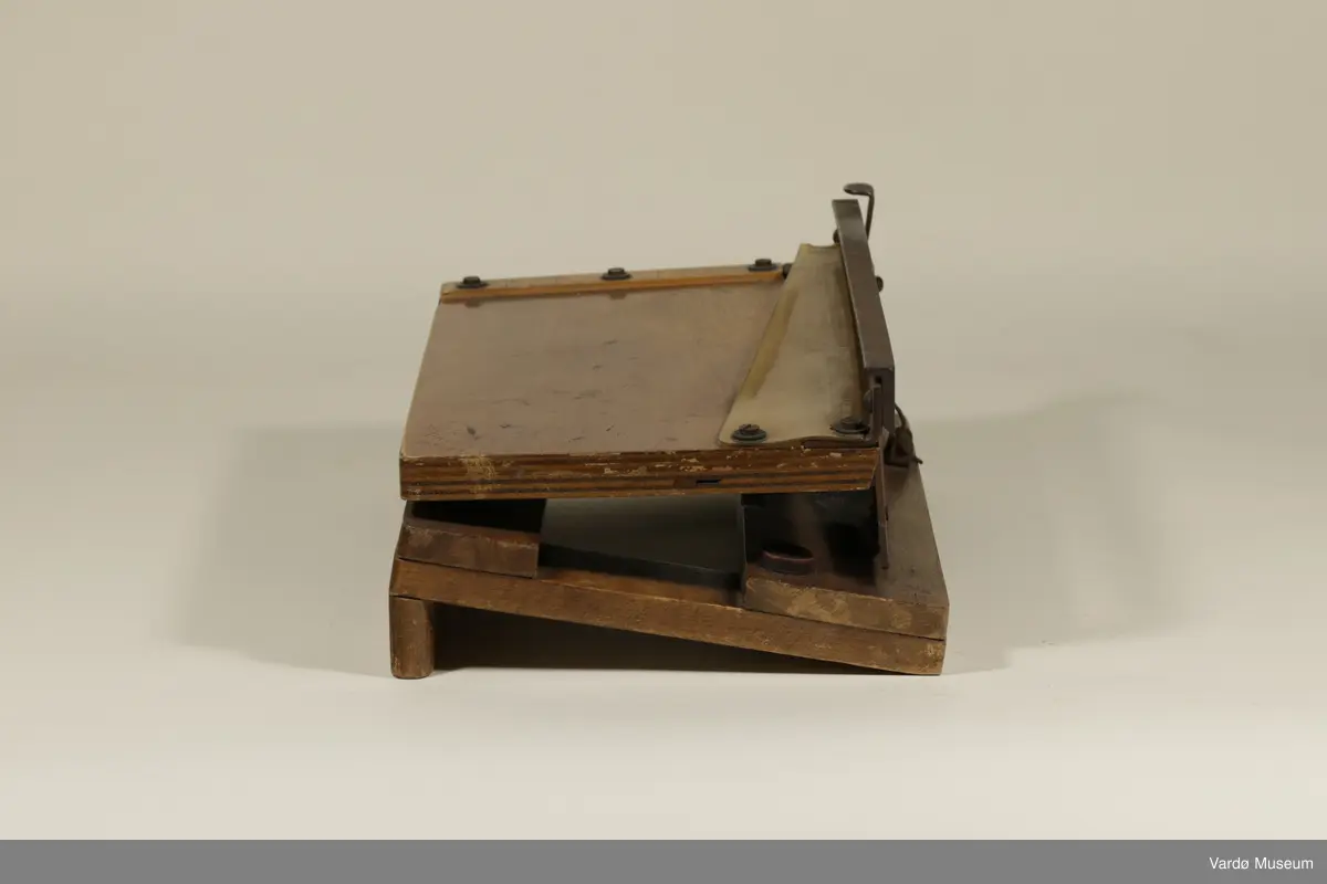 Papir guillotin laget av tre, plast og metall.