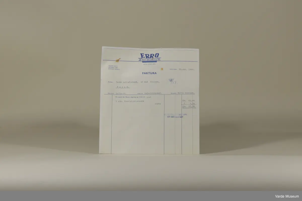 ERRO (Rolf Bølling & Co.) Førstehjelpsveske. Førstehjelps veske har et innebygget speil og inneholder :

Bang and Tegner & Co.(B&T&Co.) Sterilisert GAS x 4, Enkeltmannspakke x 2, Gasbind 5m x 6cm x1, Gasbind 5m x10cm x 2,  Triangelbind (Esmarchs tørkle u.fig) til bandasjering og et Stypisk Bomull glass.

Norges Plaster 2cm x 1m boks av Norges Plaster A/S.
(N.Sp.nr 1999 kat.no.002 Mosby og Skøyen). 
Norges Plaster 1m2 cont.ca.170g.
Massa Emplastica: Zinci Oxydun 20%, Massa Elastica 80%)

S.S.S N.P Steel Safety Pins, Made in England. S.S.S Steel Pins x 12.

LYSAKER APOTEK, LYSAKER. Jod Bensin glasset : Meget ildsfarlig!
Obs! Må holdes tett tilluket da væsken gjør luften eksplosiv farlig, må den ikke bruke i nærheten av ild, bart lys eller elektriske apparater. (Tømt)

LYSAKER APOTEK; Kamferdråper. Til medinsinsk bruk 10 - 20 dråper ad gangen.

1 x Bandasje.

1 x sachet av PYRISEPT ... Innholdet løst i 1 liter vann gir Pyrisept. oppl. 10/00 Til sårrensing. PYRISEPT WEIFA.

Zik-Zak Renset Bomull 10g

Et lengde av en gummi røret.

1 x Øyebadeglass.

1x Pinsett.

1x Liten saks - Made in Germany.

1x Bruksanvisning/ reklame til ERRO (Rolf Bølling & Co.) 

1x Faktura fra ERRO (Rolf Bølling & Co.) datert 29.Okt 1957 tilsendte til Vardølotteforbund v/ Aud Paulsen. (se. bilde no.7)