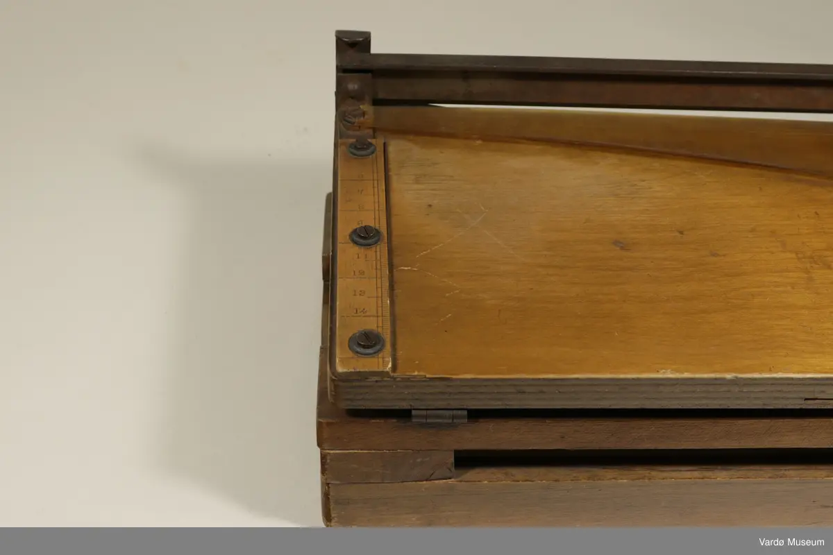 Papir guillotin laget av tre, plast og metall.