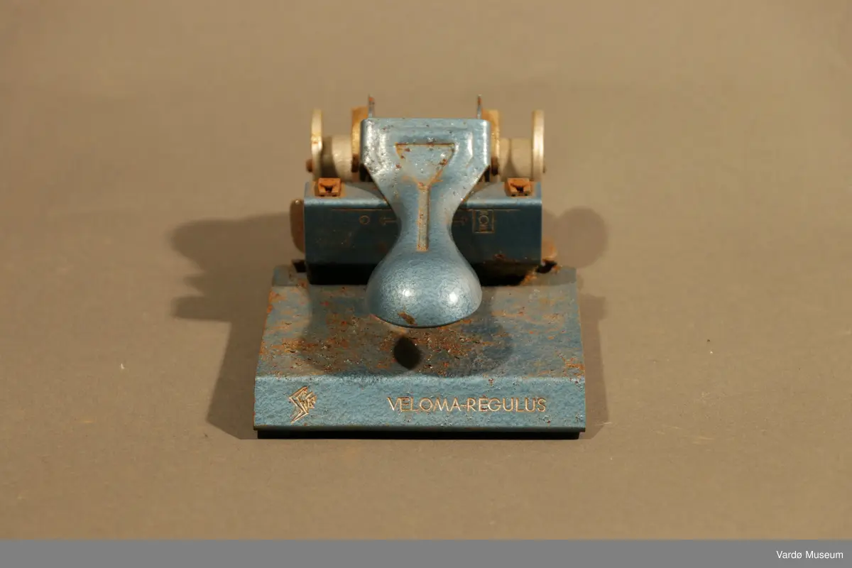 Hullemaskin. Når man lager hull settes hullemaskin samtidig en forsterkende tape over og rundt hullet.  