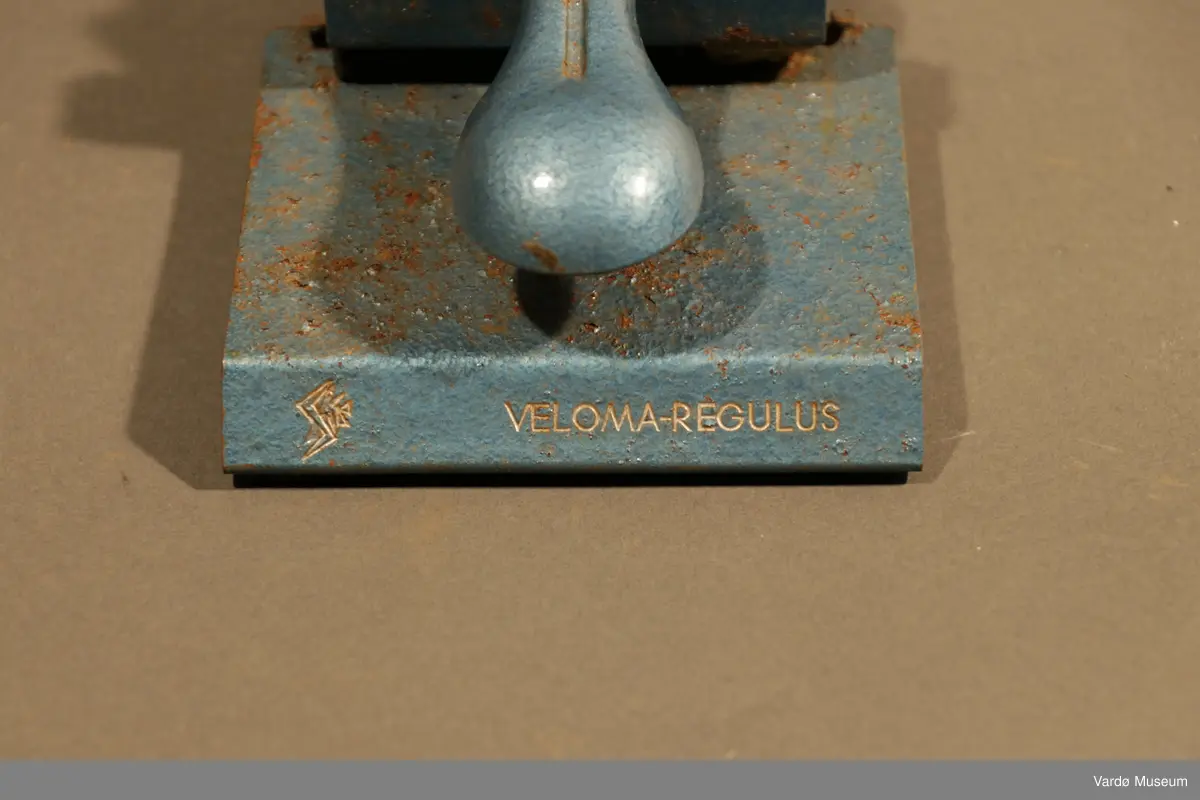 Hullemaskin. Når man lager hull settes hullemaskin samtidig en forsterkende tape over og rundt hullet.  