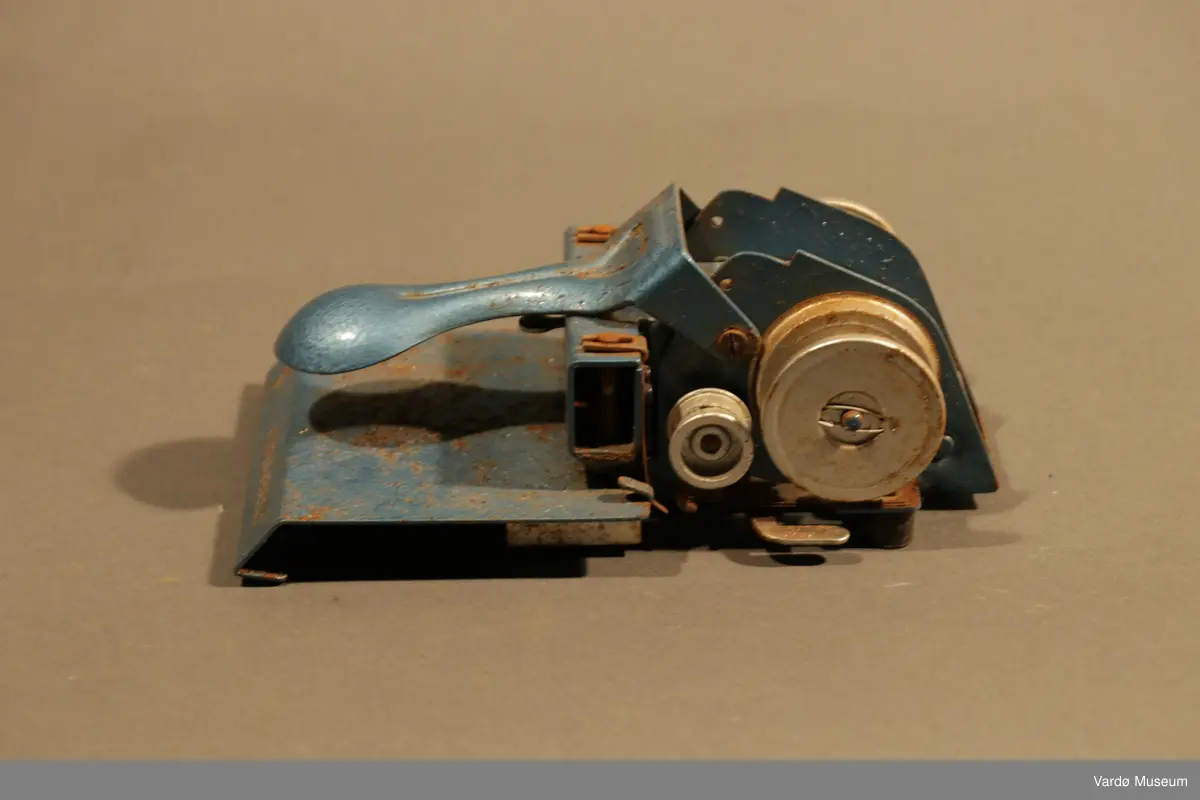 Hullemaskin. Når man lager hull settes hullemaskin samtidig en forsterkende tape over og rundt hullet.  