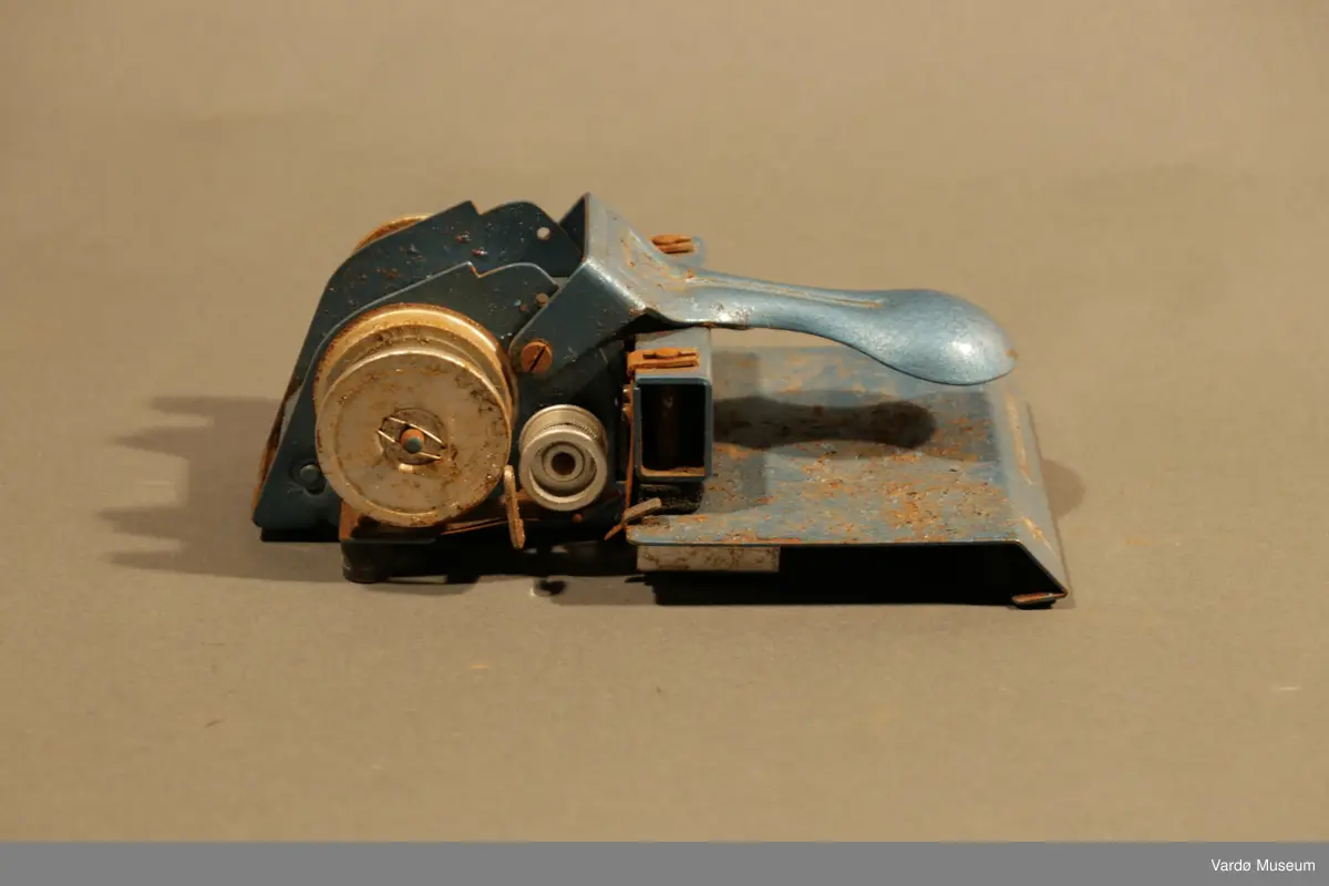 Hullemaskin. Når man lager hull settes hullemaskin samtidig en forsterkende tape over og rundt hullet.  