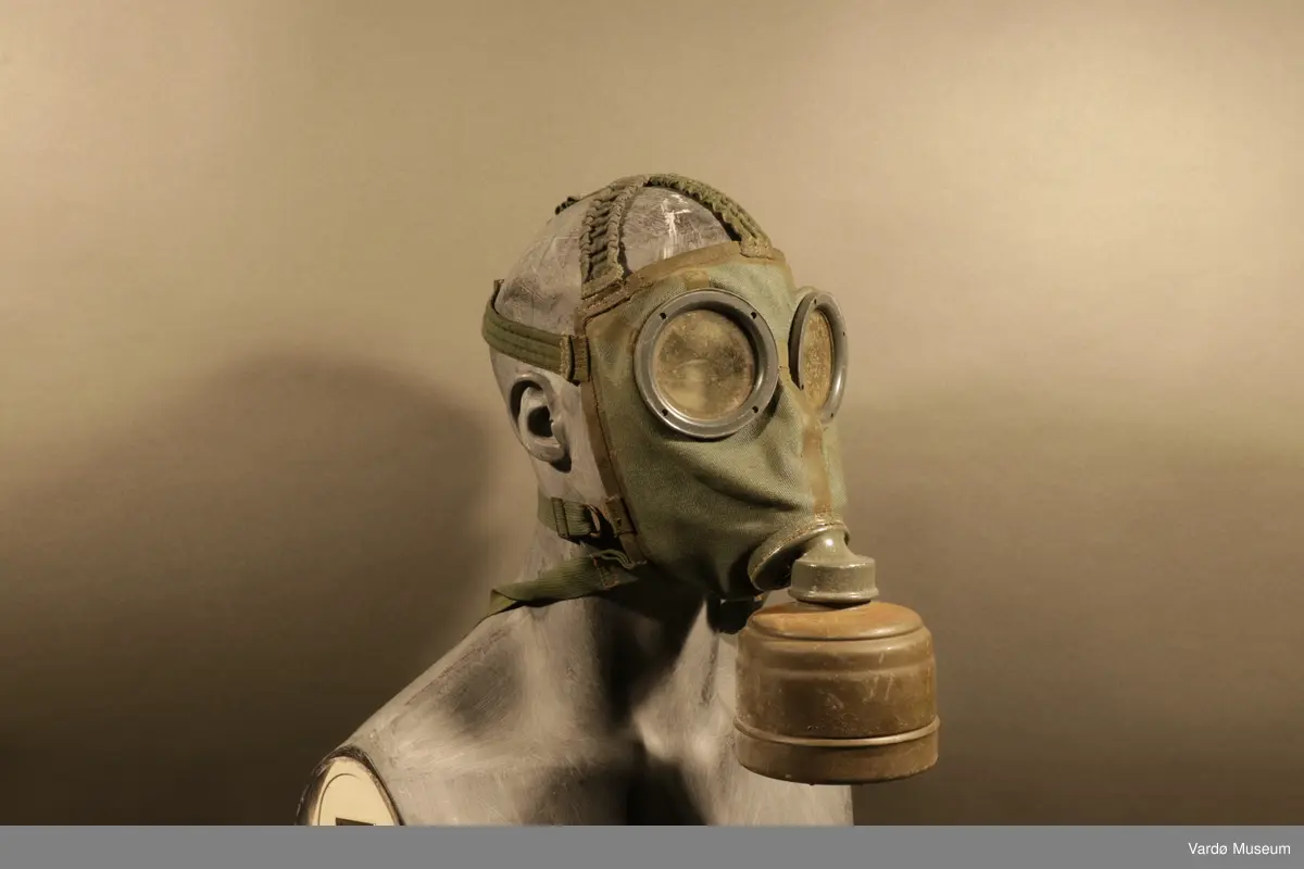 Tyske gassmaske komplett med gass- og støvfilter. Masken er en ansiktsmaske med synsfelt som sirkelrunde glassflater. Masken har fem festereimer og et tekstil samle-punkt . I tillegg til festereimer har gassmasken både en tverrstropp og en nakkestropp. Gassmaske har et rundt festepunkt til gass og støvfilteret.