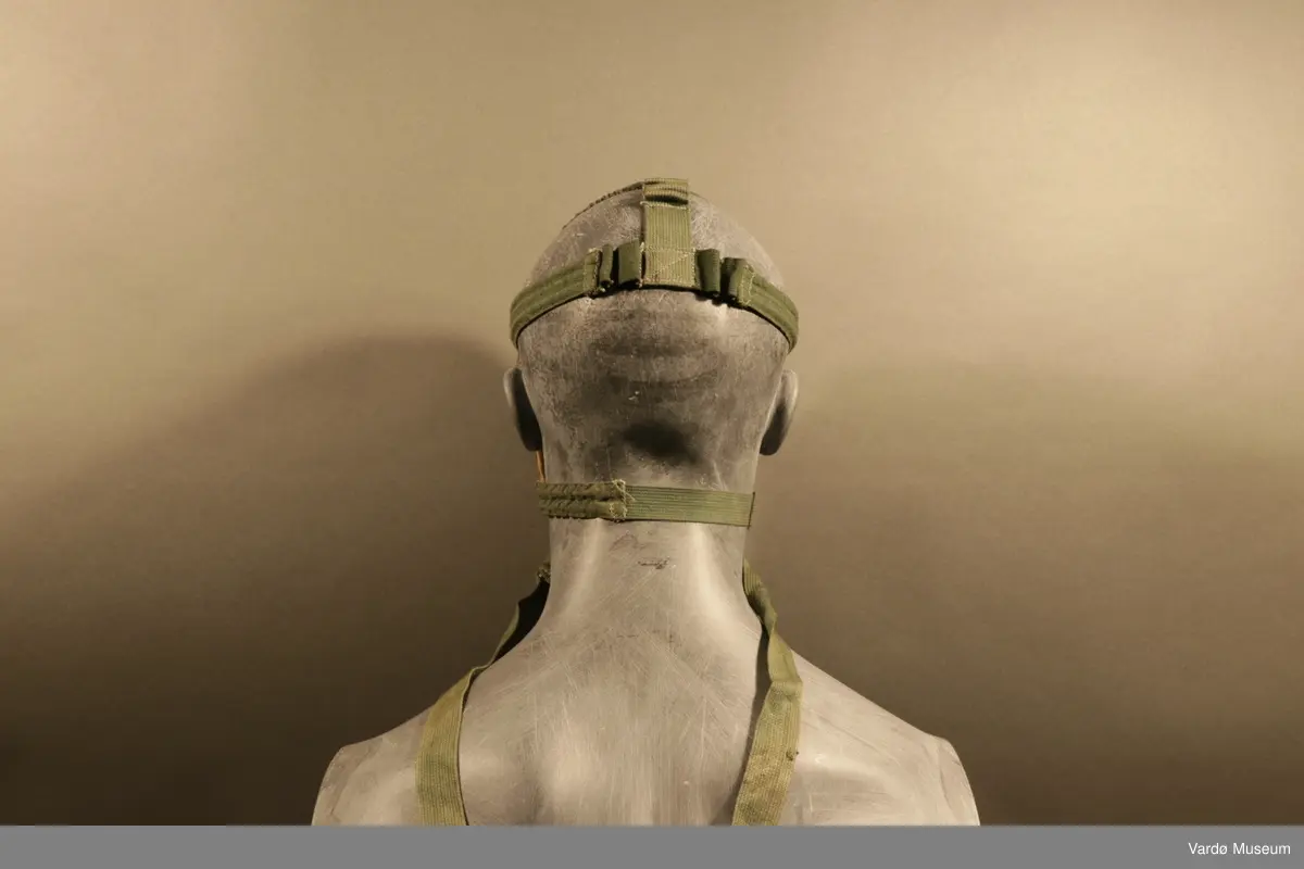 Tyske gassmaske komplett med gass- og støvfilter. Masken er en ansiktsmaske med synsfelt som sirkelrunde glassflater. Masken har fem festereimer og et tekstil samle-punkt . I tillegg til festereimer har gassmasken både en tverrstropp og en nakkestropp. Gassmaske har et rundt festepunkt til gass og støvfilteret.