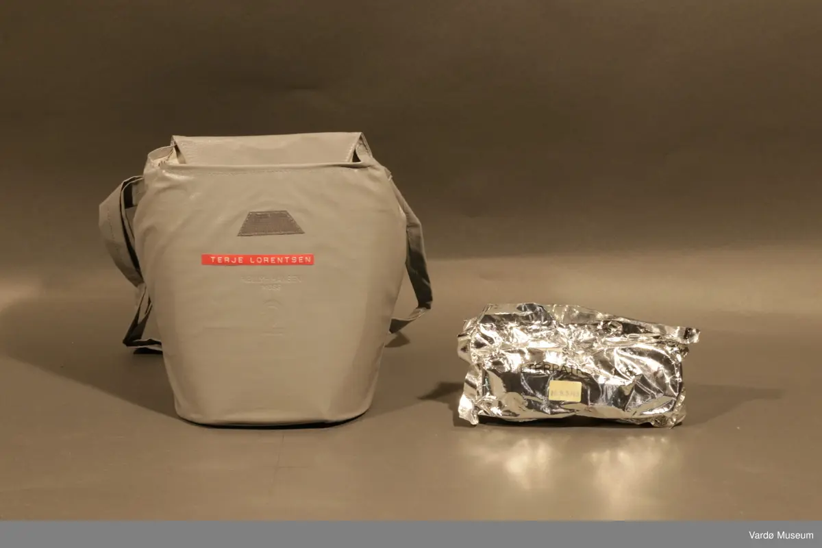 Sivilforsvaret gassmaske komplett med gass- og støvfilter. Masken er en ansiktsmaske med et stor synsfelt. Masken har seks festereimer og et samle-punkt .Gassmasken har to rektangulær festepunkt til gass og støvfilteret patroner.