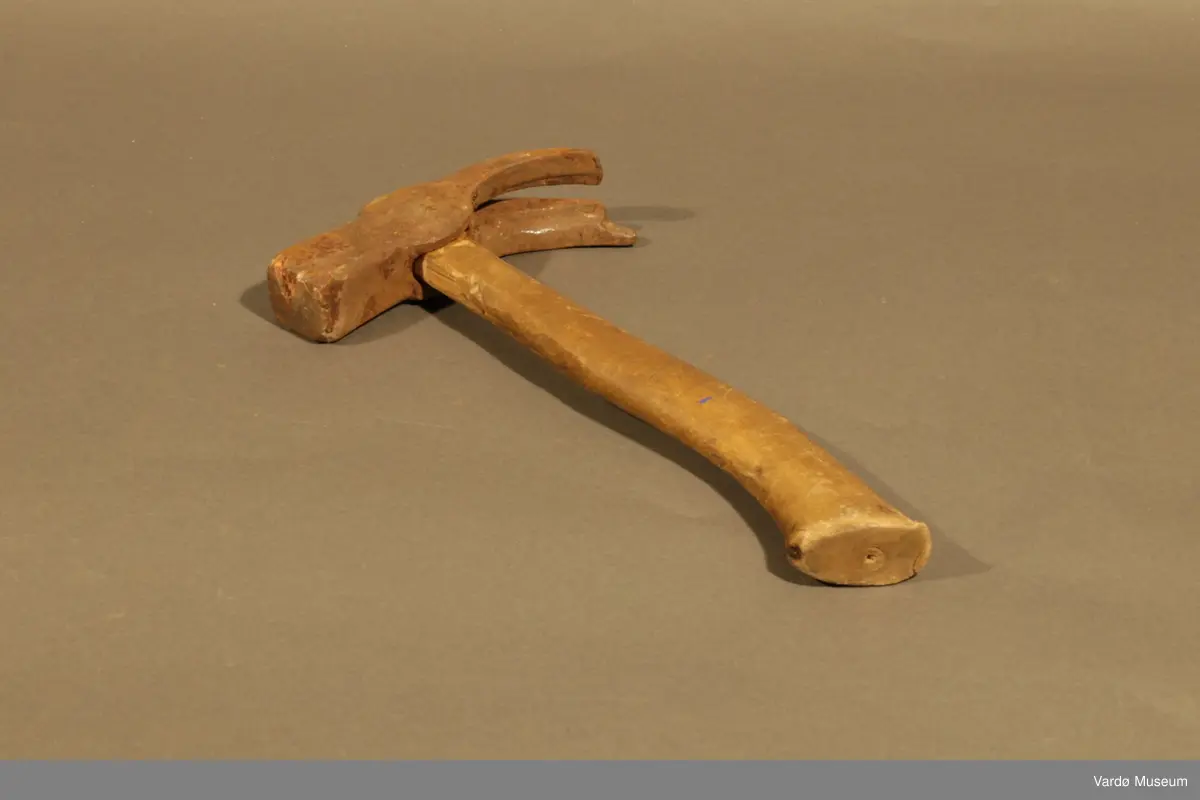 Diverse verktøy. 1 x Sag, 1x Bor, 1x File, 1x Meisel, 1x Hammer og 3x ukjent (Muligens reflekshammere?)