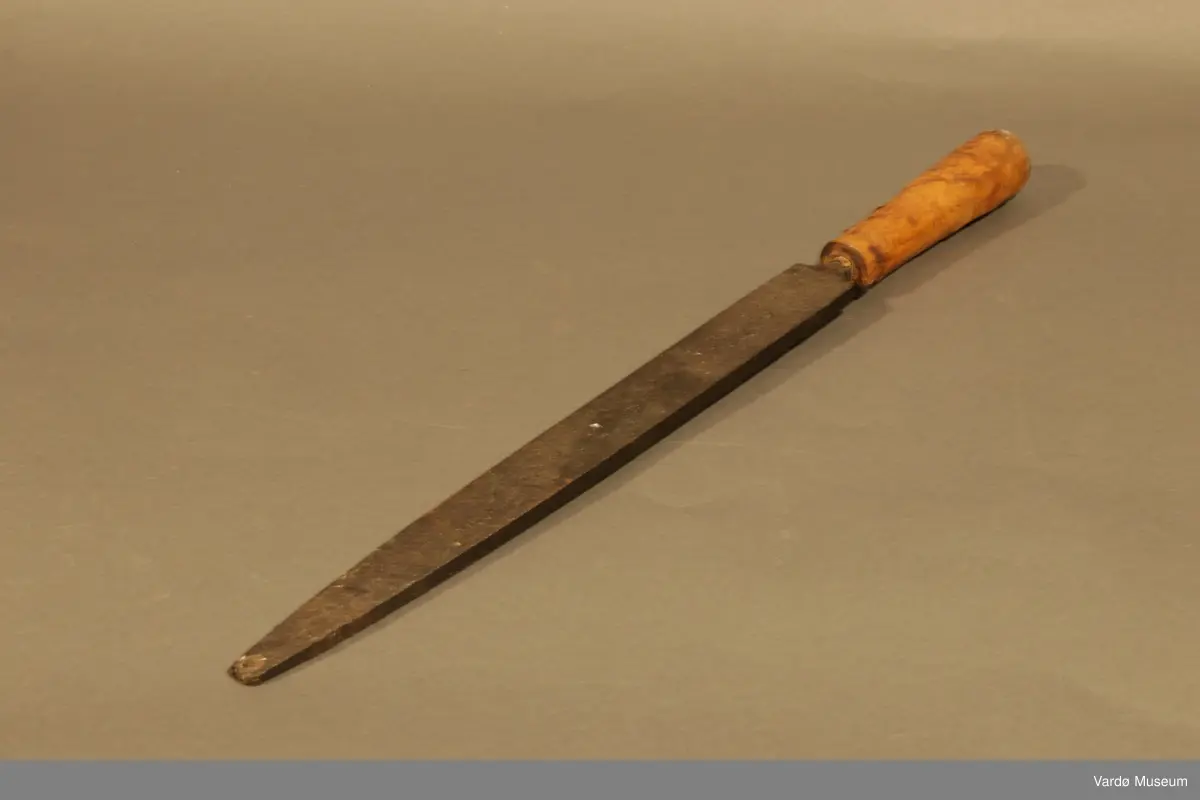 Diverse verktøy. 1 x Sag, 1x Bor, 1x File, 1x Meisel, 1x Hammer og 3x ukjent (Muligens reflekshammere?)