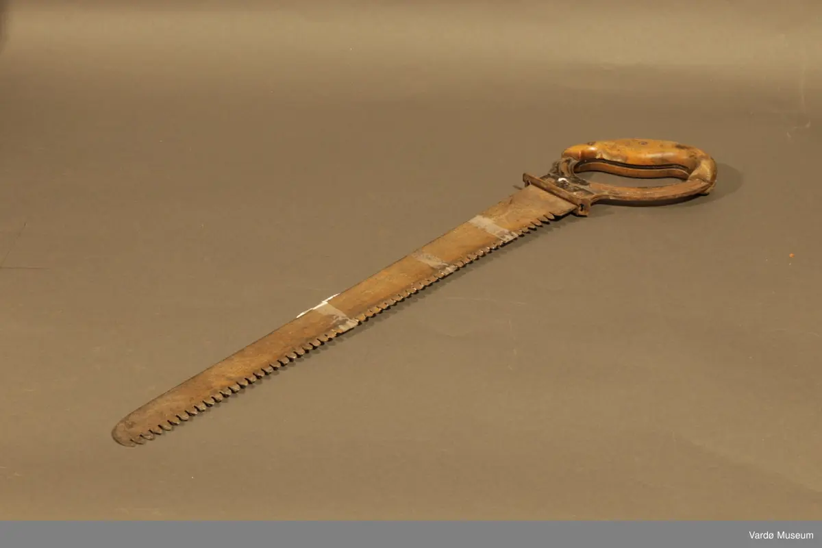 Diverse verktøy. 1 x Sag, 1x Bor, 1x File, 1x Meisel, 1x Hammer og 3x ukjent (Muligens reflekshammere?)