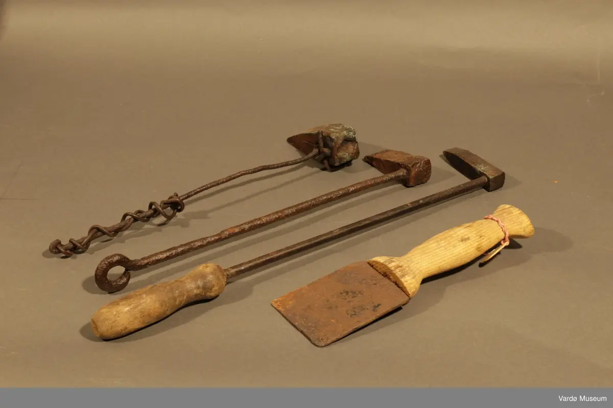 Diverse verktøy. 1 x Sag, 1x Bor, 1x File, 1x Meisel, 1x Hammer og 3x ukjent (Muligens reflekshammere?)