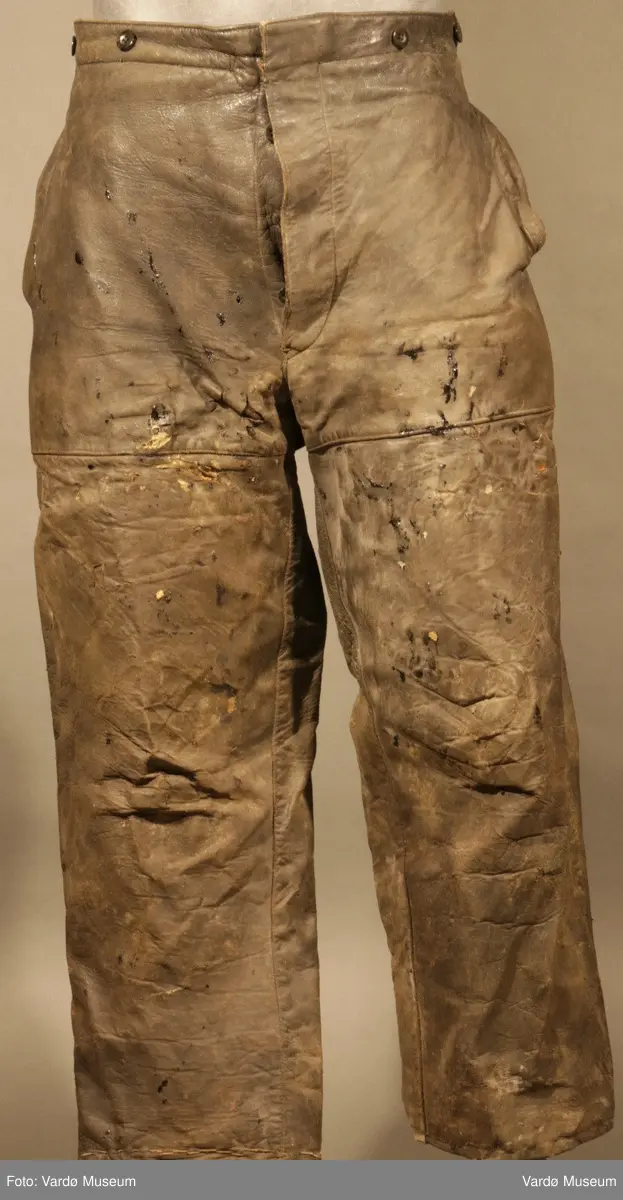 Tysk militærbukse i skinn. Buksa er foret med vadmel.