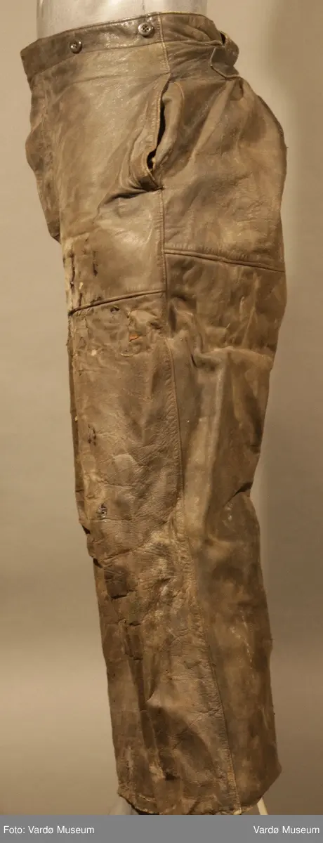 Tysk militærbukse i skinn. Buksa er foret med vadmel.