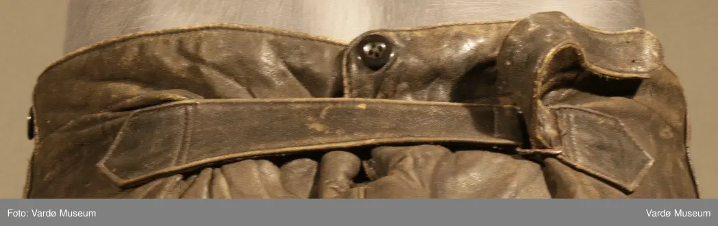 Tysk militærbukse i skinn. Buksa er foret med vadmel.