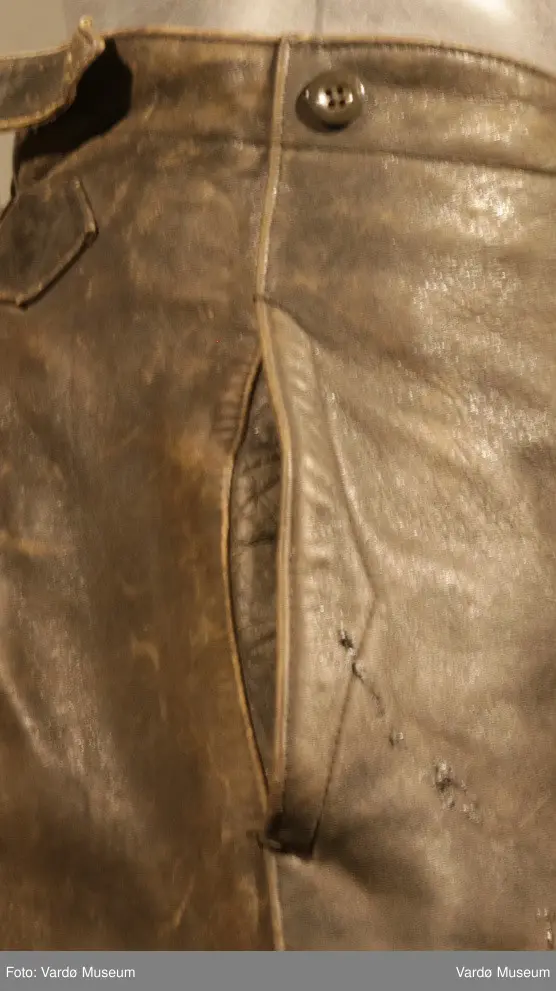 Tysk militærbukse i skinn. Buksa er foret med vadmel.