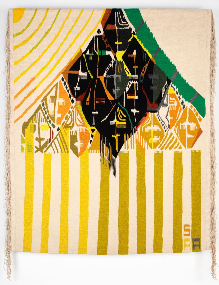 Rektangulært billedvev med naturhvit bunn. Øverste del danner et fratrukket sceneteppe med masker som stikker frem. Svarte masker i midten danner en rombeform. Masker i forskjellige gul-, grønn- og oransjetoner på siden av disse. Nedre del av veven har vertikale striper i gult og grønt. Sidefrynser på begge sider.