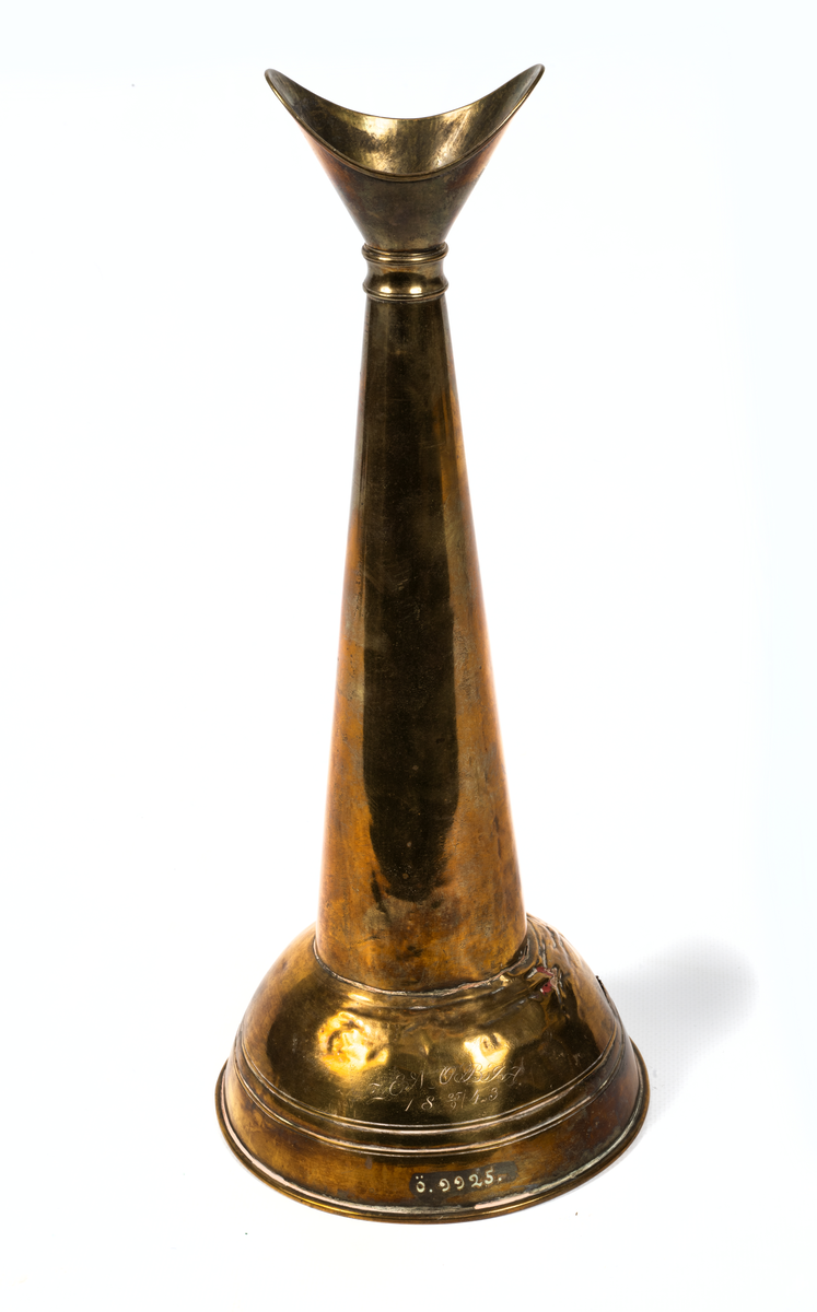 Roparens trattliknande del är inuti rödmålad. Å densamma är ingraverat "August Fries" samt "ZENOBIA 18 25/9 43". Tratten är på ena sidan något skrynklad och även bräckt.