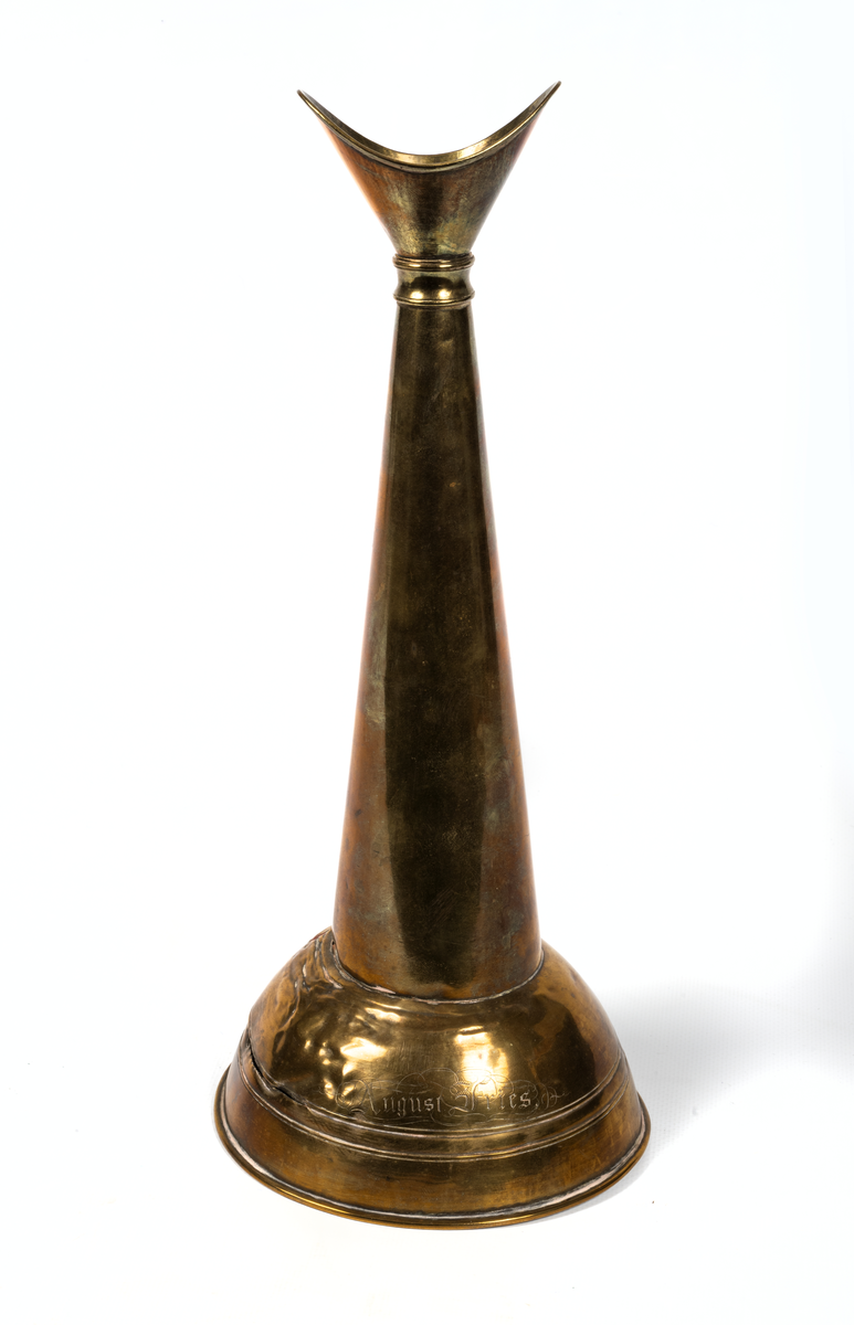 Roparens trattliknande del är inuti rödmålad. Å densamma är ingraverat "August Fries" samt "ZENOBIA 18 25/9 43". Tratten är på ena sidan något skrynklad och även bräckt.