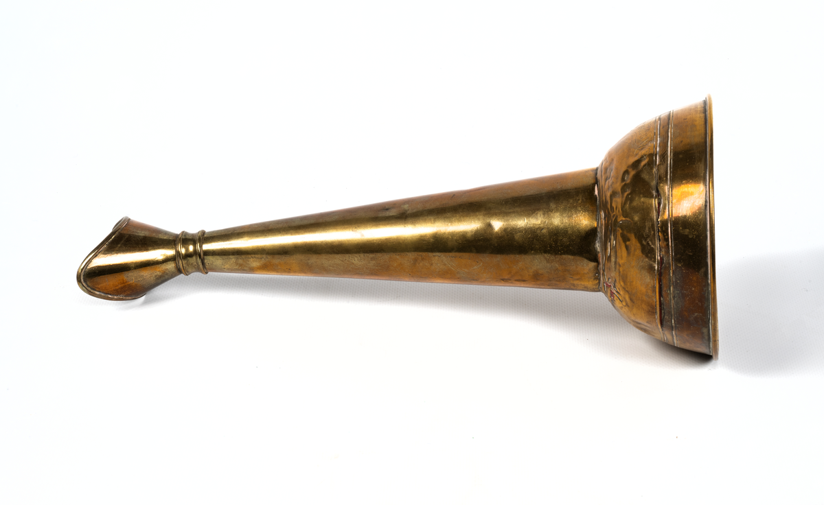 Roparens trattliknande del är inuti rödmålad. Å densamma är ingraverat "August Fries" samt "ZENOBIA 18 25/9 43". Tratten är på ena sidan något skrynklad och även bräckt.