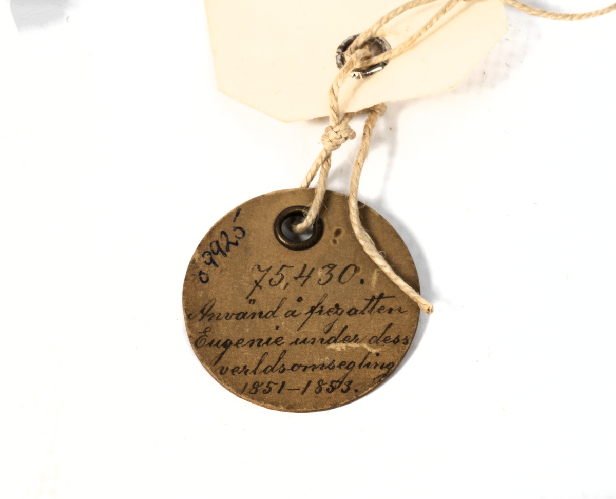 Roparens trattliknande del är inuti rödmålad. Å densamma är ingraverat "August Fries" samt "ZENOBIA 18 25/9 43". Tratten är på ena sidan något skrynklad och även bräckt.