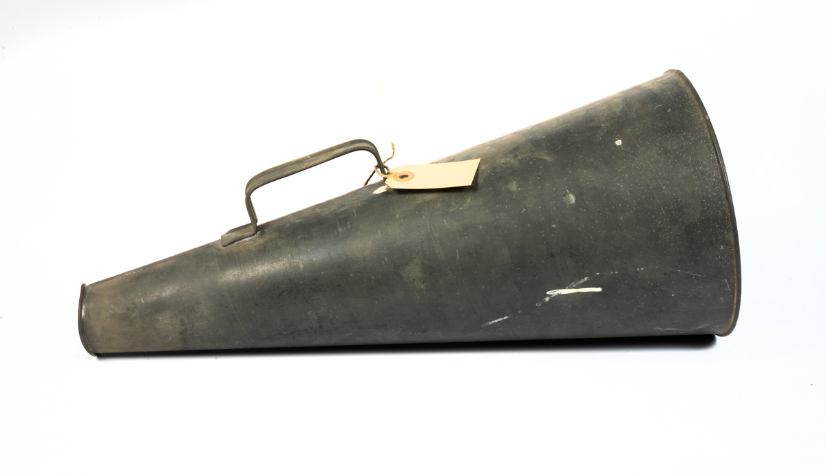 Ropare av zinkplåt, med handtag.