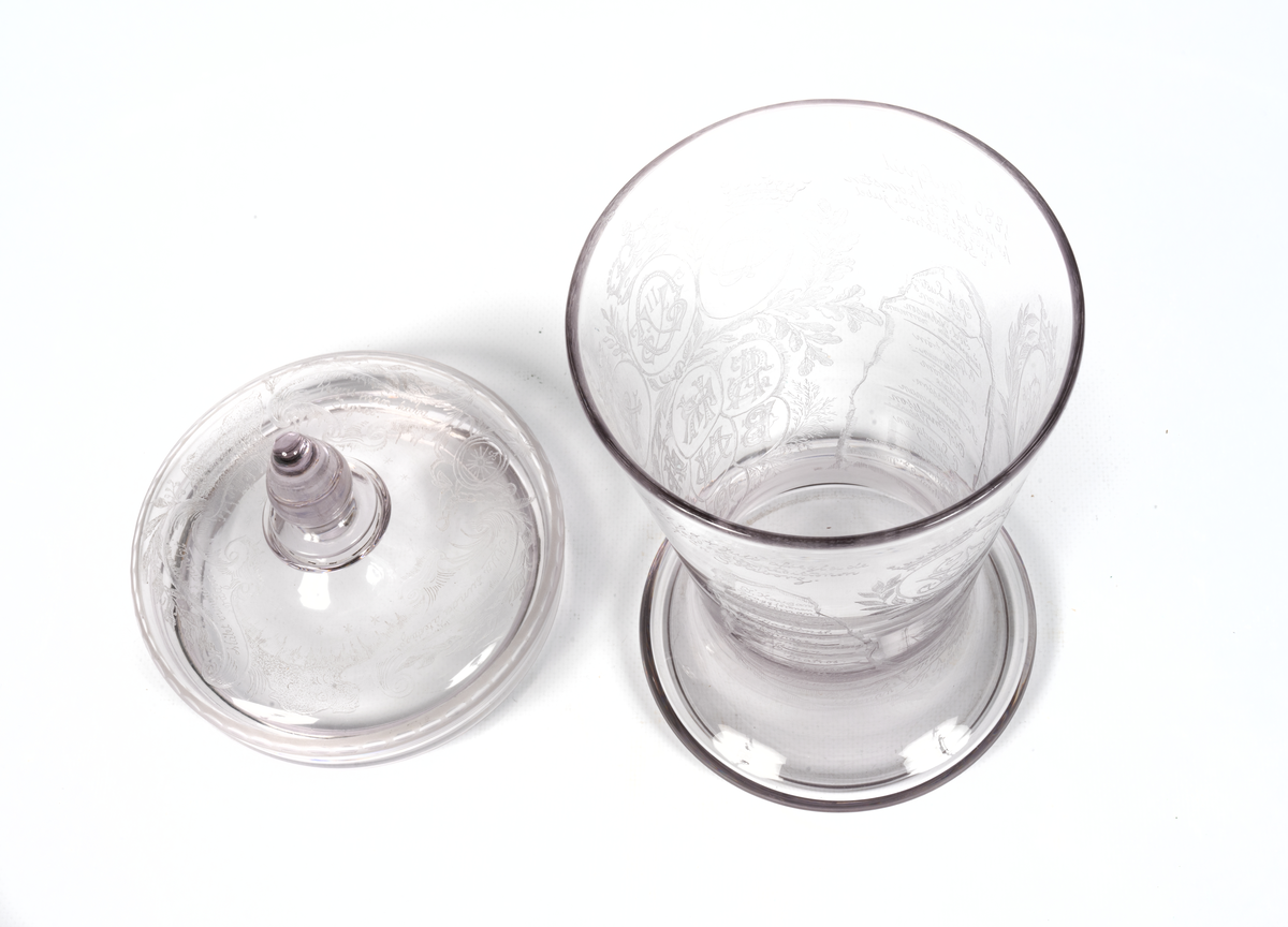 Minnespokal över Vegaexpeditionen av etsat och slipat glas. Dekorerad med Vegas bild, bladrankor, isberg och norrsken samt med donatorers och alla deltagares namn. Lock av etsat glas med liknande dekorering och text.