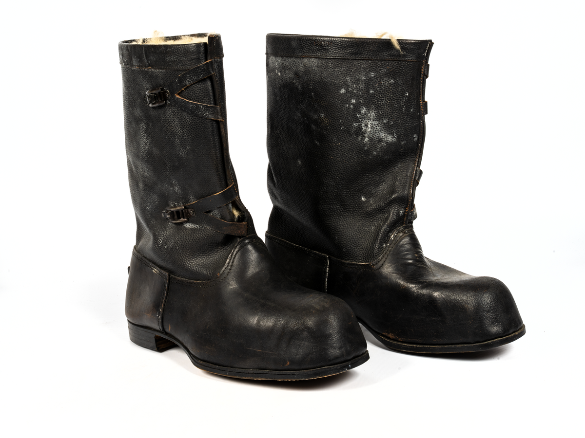 Skinnskodda stövlar från isbrytaren ODEN. Kronmärkta. Storlek 51, stora nog att sticka in sina egna stövlar i för att få fötterna varma. Årsmodell 1944.